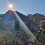 La masseria � composta da tre edifici in pietra adiacenti...